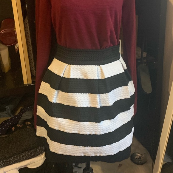 ❌SOLD❌ 🎉B&W Pleated Skirt ❤️ - Picture 7 of 9